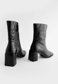 Next Klassikalised poolsaapad - black leather