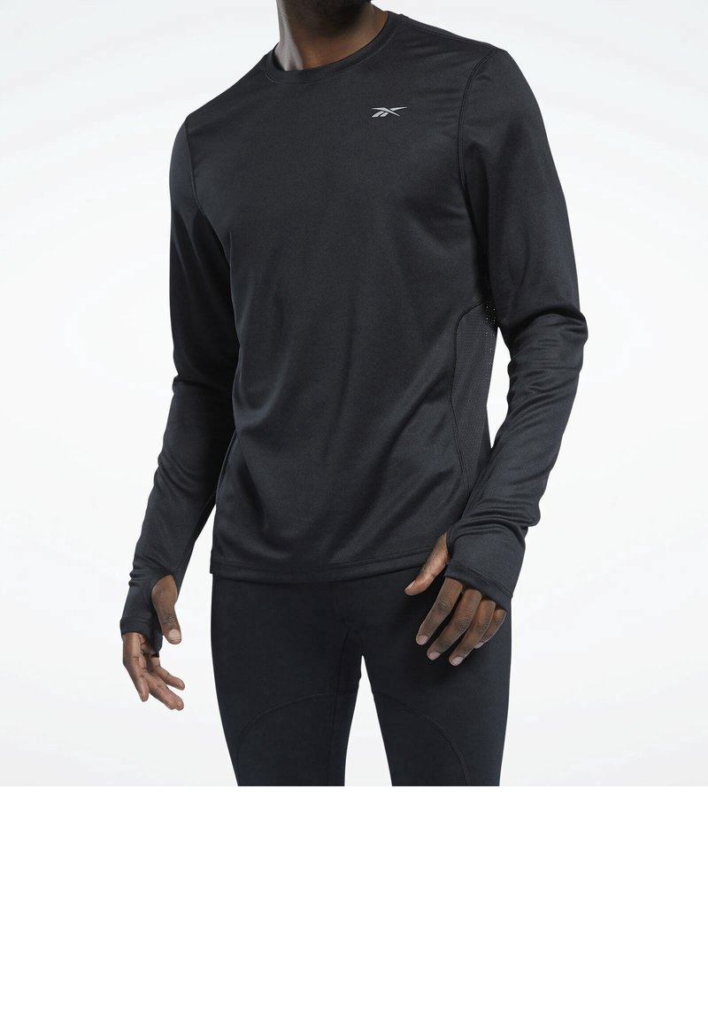 Svart långärmad träningströja i mjukt, stretchigt material, med tumhål vid ärmsluten och en liten logotyp på bröstet.