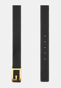 Cinturón de cuero negro con una hebilla rectangular en tono dorado que presenta un logotipo de la marca. La correa tiene varios agujeros para ajustar el tamaño.