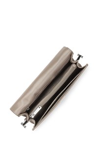 Portafoglio in pelle beige con texture liscia, chiusura metallica e compartimenti con zip; l'interno presenta un motivo a righe e sezioni doppie.