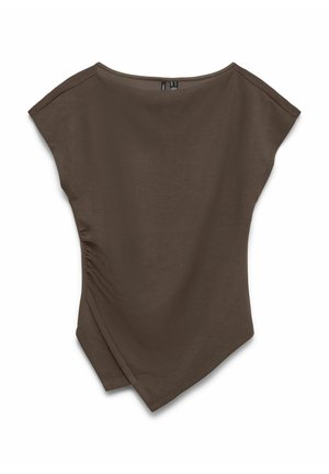 Haut marron à manches courtes avec un large décolleté et un ourlet diagonal. Le tissu semble doux avec des détails froncés sur les côtés.