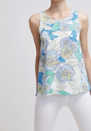 Haut sans manches à motif floral avec un mélange de fleurs bleues, jaunes et vertes sur un fond blanc, fabriqué à partir d'un tissu léger.