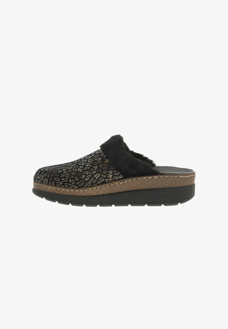 Sabot à imprimé léopard noir avec une doublure en fausse fourrure et une semelle en liège épaisse. Dessus texturé avec des détails de couture le long du bord.
