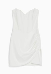 Snyggt strömlinjeformat vit klänning utan axelband med en strukturerad byst och samlade sidodetaljer, som visar upp en elegant och modern design.