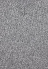 Grauer Strickpullover mit V-Ausschnitt, der ein strukturiertes Muster und ein geripptes Halsbündchen aufweist. Weicher Stoff mit gleichmäßiger Maschenstrickführung.
