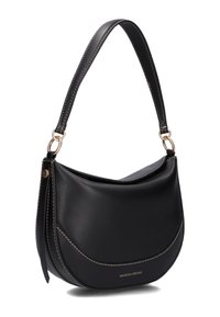 Zwarte leren handtas met een gebogen vorm, voorzien van een merklogo in goudkleur en contrasterende witte stiksels. Verstelbare riem inbegrepen.