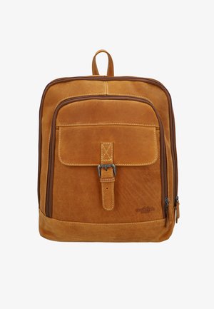 Hnedý kožený batoh s predným vreckom zabezpečeným prackou, dvojitými zipsami a horným nosným uchom na bielom pozadí.