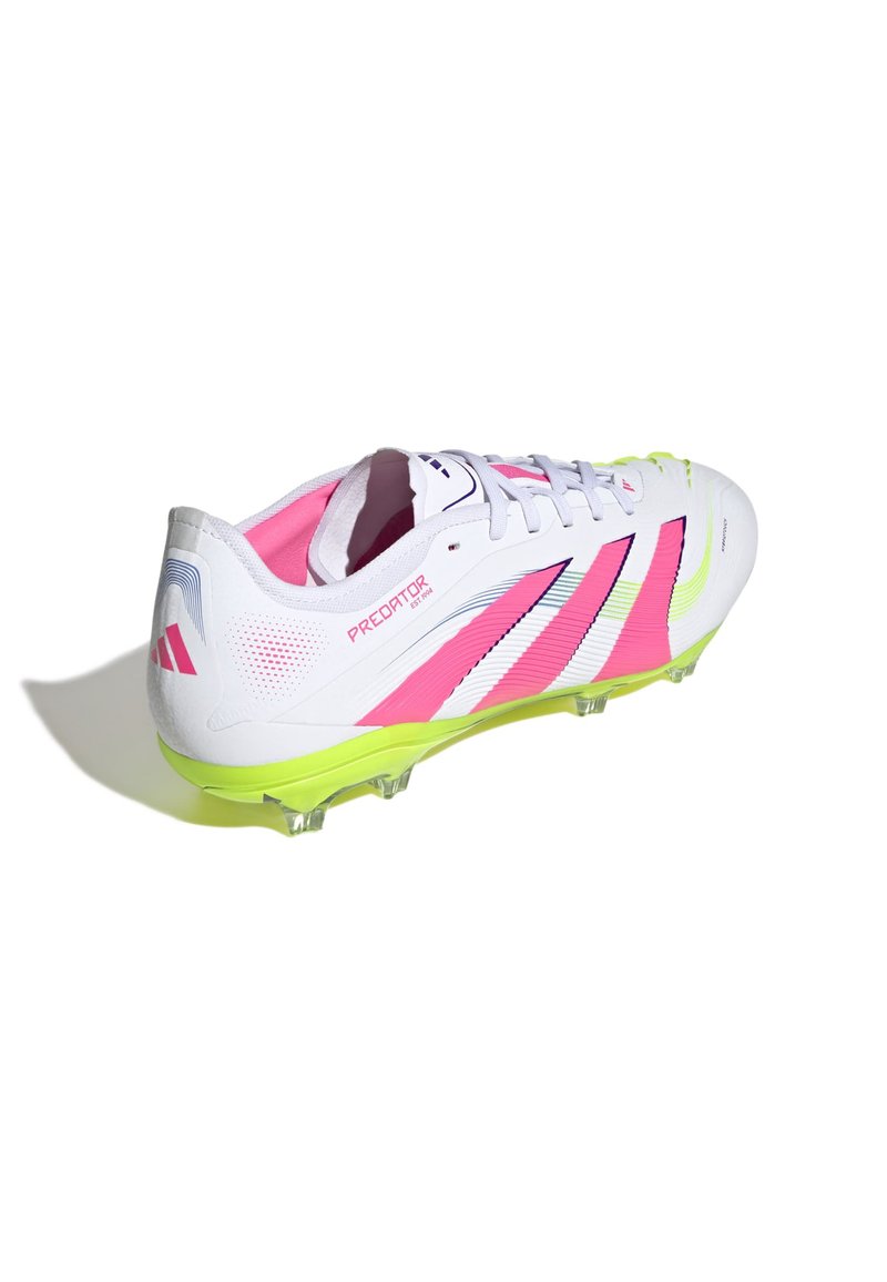 Scarpa da calcio bianca con strisce rosa, suola verde e tacchetti traslucidi. Presenta una parte superiore testurizzata e un dettaglio del tallone con il marchio.