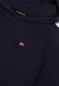 Marineblauwe hoodie van katoen met een zachte textuur, voorzien van een klein geborduurd Noors vlaggetje op de borst en een capuchon met trekkoord.