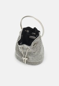 Buket taske prydet med rhinsten og en metallisk hank, med en sort satin inderliner og snøre lukning.