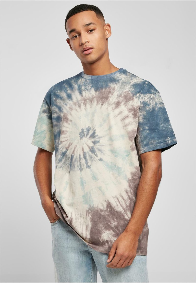 T-Shirt aus weicher Baumwolle mit Batikdesign, das wirbelnde Muster in Blau-, Beige- und Brauntönen zeigt, mit relaxter Passform und Rundhalsausschnitt.