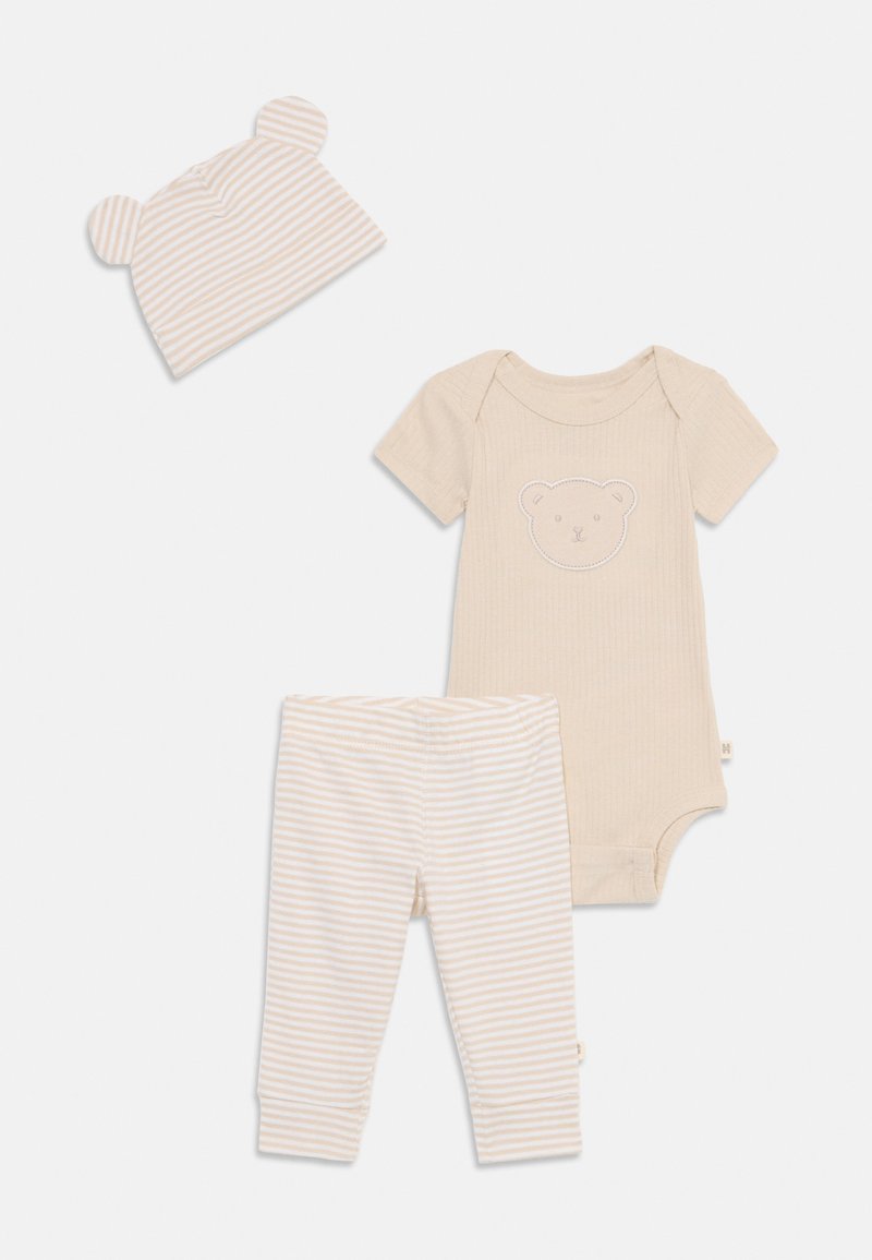 Μπεζ βαμβακερό κορμάκι με κεντημένο πρόσωπο αρκούδας, συνδυασμένα ριγέ παντελόνια και καπέλο με αυτιά, όλα σε μαλακή, ριμπ ύφανση.