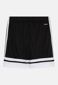 Shorts de sport noirs avec une taille élastique, présentant des rayures blanches sur les côtés et une bande horizontale blanche à l'ourlet. Tissu léger.