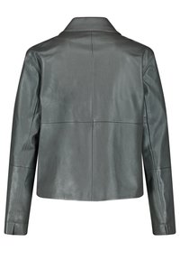 Veste en cuir grise à la texture lisse, dotée d'un col pointu et de manches longues, conçue avec des détails de couture subtils.