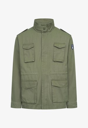 Olivově zelená bunda se dvěma horními a dvěma dolními předními kapsami, vysokým límcem a zapínáním na knoflíky. Vyrobena z odolné, hladké látky.