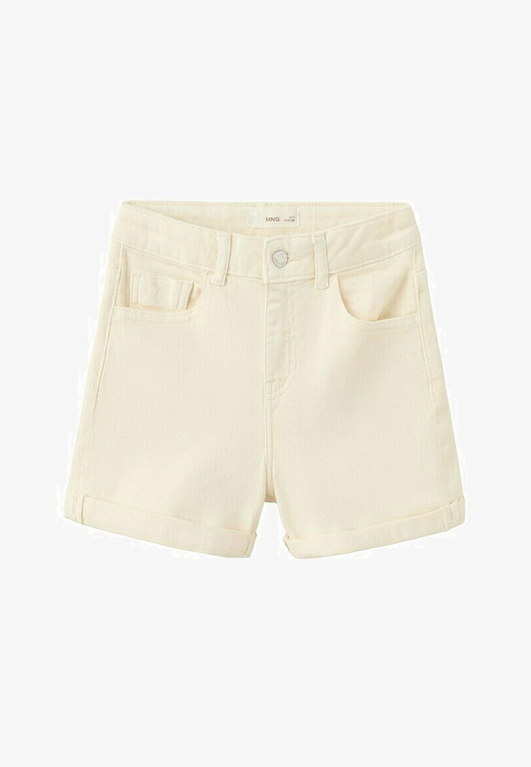 Shorts en denim couleur crème avec revers roulés, poches avant, passants de ceinture et fermeture à bouton.