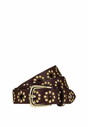 Donkerbruine leren riem met gouden studs gerangschikt in cirkelvormige patronen en een gouden gesp, opgerold op een witte achtergrond.