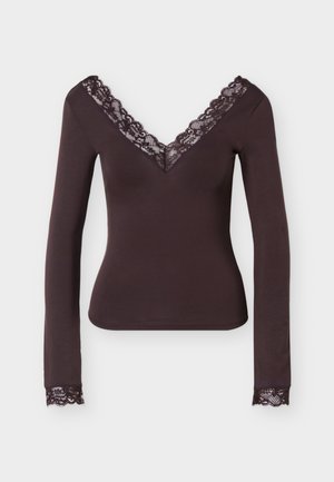 Σκούρο καφέ εφαρμοστό μακρυμάνικο μπλουζάκι με V-λαιμόκοψη και μανσέτες διακοσμημένες με λεπτομέρειες ανθικού δαντελωτού σχεδίου στο ίδιο χρώμα.