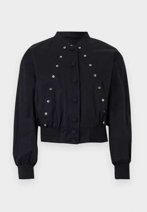 Zwarte cropped jas met lange mouwen, geribde boorden en zoom, voorste drukknopen en zilverkleurige oogjesdetails op de voorpanelen.