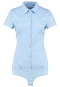 Světle modrý krátký rukáv body s klasickým límcem, zapínáním na knoflíky vpředu a hladkým textura tkaniny s přiléhavým střihem.