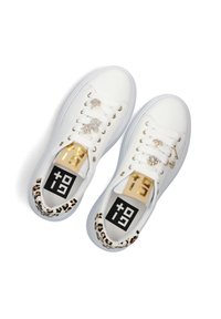 Witte sneakers met gouden accenten, details van rhinestones en een luipaardprint trim op de hiel. Beschikt over ronde veters en een gevoerde binnenzool.