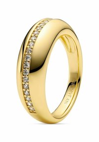 Ring i guldton med en slät, rund design och en rad små klara ädelstenar inlagda längs ena sidan. Inre ingraverad logotyp.