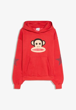 Sweat-shirt à capuche rouge avec un visage de singe dessiné animé aux yeux en forme d'étoile sur la poitrine et des étoiles rouge foncé sur les deux manches.