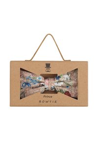 Floral gemusterte Fliege in einer transparenten Box mit einem Hintergrund aus braunem Kraftpapier und einem goldenen Metallgriff. Mit "Prince"-Label.