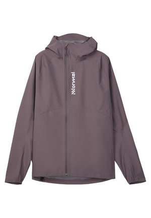 Fioletowa kurtka z kapturem, zapinana na zamek z przodu, z pionowym białym logo na piersi, długimi rękawami i lekko zaokrąglonym dołem z tyłu.