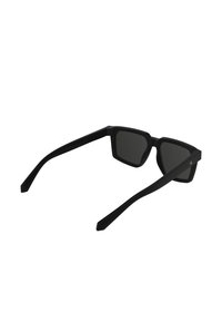 Occhiali da sole neri con montatura geometrica, lenti scure e aste dritte eleganti. Realizzati in plastica con finitura opaca. Senza loghi visibili.