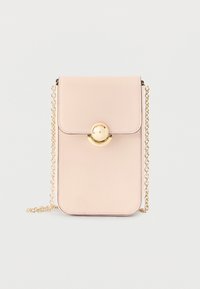 Rózsaszín bőr kézitáska arany színű kör alakú csattal, téglalap alakú és aranyszínű láncpánttal. Simább textúra, minimális varrási részletekkel.