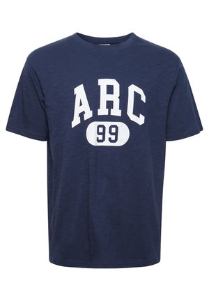 Tume sinine T-särk lühikeste varrukatega, valmistatud pehmest puuvillast, mille esiküljel on suur valge tekst "ARC" ja "99". Ümmargune kaelus.