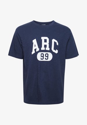 Camiseta azul marino de manga corta, hecha de algodón suave, con gran texto blanco "ARC" y "99" en la parte delantera. Escote redondo.
