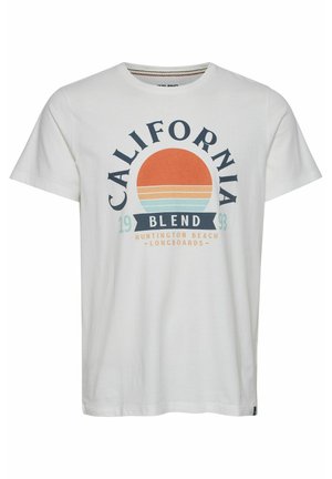 Tricou alb din bumbac, cu decolteu rotund și mâneci scurte, având un imprimeu retro în nuanțe de albastru, portocaliu și teal, cu textul "CALIFORNIA BLEND".