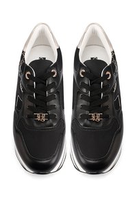 Scarpe da atletica nere con tomaia in pelle liscia, suola bianca a contrasto, lacci rotondi prominenti e accenti del logo sui lati.