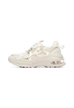 El zapato presenta una parte superior de malla color crema con detalles metálicos, una entresuela blanca gruesa y una unidad de amortiguación de aire translúcida en el talón.