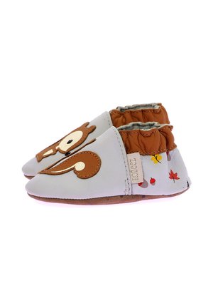 Chaussures en cuir souple pour tout-petits, de couleur gris clair, avec un design de visage d'animal marron et des motifs de feuilles colorées ; cheville élastique pour un enfilage facile.