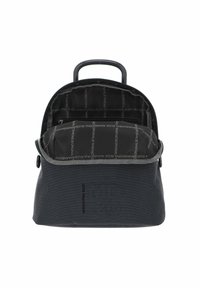 Zaino in tessuto nero con forma arrotondata, dotato di un compartimento principale con zip e una tasca interna, il tutto con una finitura testurizzata.
