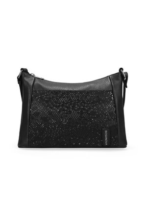 Bolso de hombro de cuero negro con un panel texturizado de patrón de reptil negro. Cuenta con cierre de cremallera y correa para el hombro.