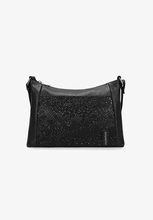 Bolso de hombro de cuero negro con un panel texturizado de patrón de reptil negro. Cuenta con cierre de cremallera y correa para el hombro.