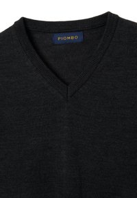 V-Ausschnitt-Pullover in Dunkelgrau, gefertigt aus feinem Strickmaterial. Verfügt über eine dezente Textur und ein Etikett mit dem Markennamen "PIOMBO" in Gold.