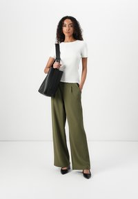 TOM TAILOR DENIM PLEATED PANTS - Pantaloni - grape leaf green