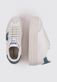 Vita sneakers med en slät läderöverdel, gummisula och akvamarinmocka detaljer på hälen och sidan. Klassisk snörningsdesign med stickade detaljer.