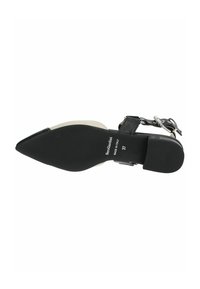 Zapato de tacón alto negro con punta afilada, que cuenta con una correa para el tobillo con hebilla plateada, parte superior de cuero suave y suela de goma con un ligero acolchado.