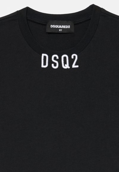 Must mustriba T-särk ümmarguse kaeluse ja valge broderi "DSQ2" logoga ees. Sile tekstuur ja klassikaline lõige.