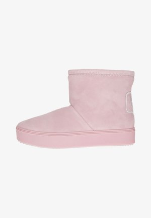 Stivali alla caviglia in suede rosa con una finitura liscia, punta arrotondata e suola in gomma. Presentano una cucitura e un'inconfondibile accentatura del logo sul lato.