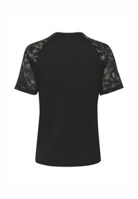 Melna T-krekls ar īsām piedurknēm, rotāts ar mežģīnēm. Krekla ķermenis ir izgatavots no mīksta auduma, ar klasisku apaļu kakla izgriezumu un brīvu piegriezumu.