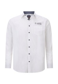 Weißes Langarmhemd mit dunklem Knopfverschluss, einer einzelnen Brusttasche und blauem Akzent am Innenkragen. Glatte Textur und taillierte Passform.