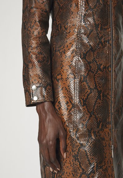 STUDIO ID SASKIA EMBOSSED brązowy