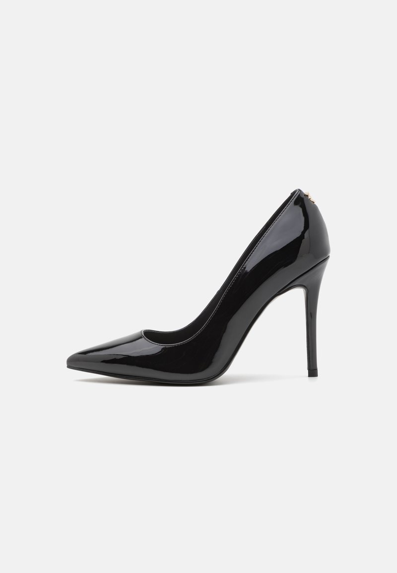 Zwarte gepatenteerde leren hoge hakken met een puntige neus en een gladde textuur, met een slanke stilettobruik. Geen zichtbare versieringen.
